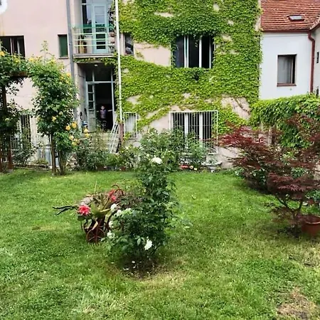 Apartamento Lovely Family With Parking And Garden Praga